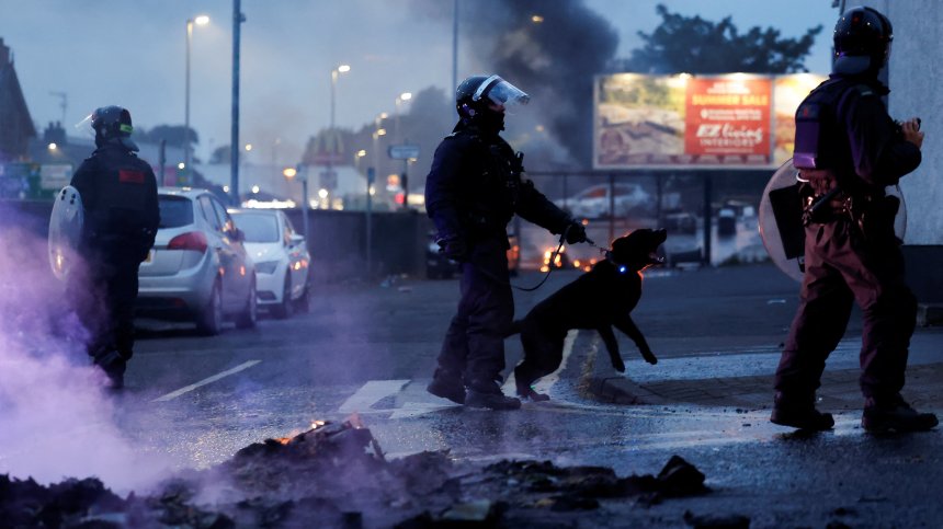 Бунтовници запалиха Северна Ирландия, полицията отвърна с гумени куршуми и водно оръдие (СНИМКИ)