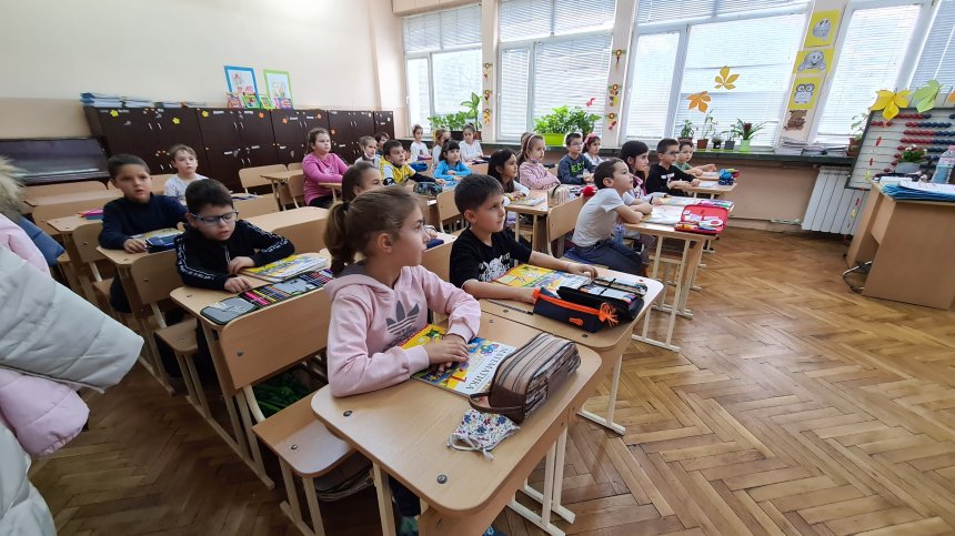 Отпускане на мерките: Отварят училищата, заведенията и магазините