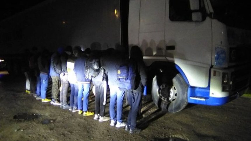 25 нелегални мигранти са задържани в района на Вакарел