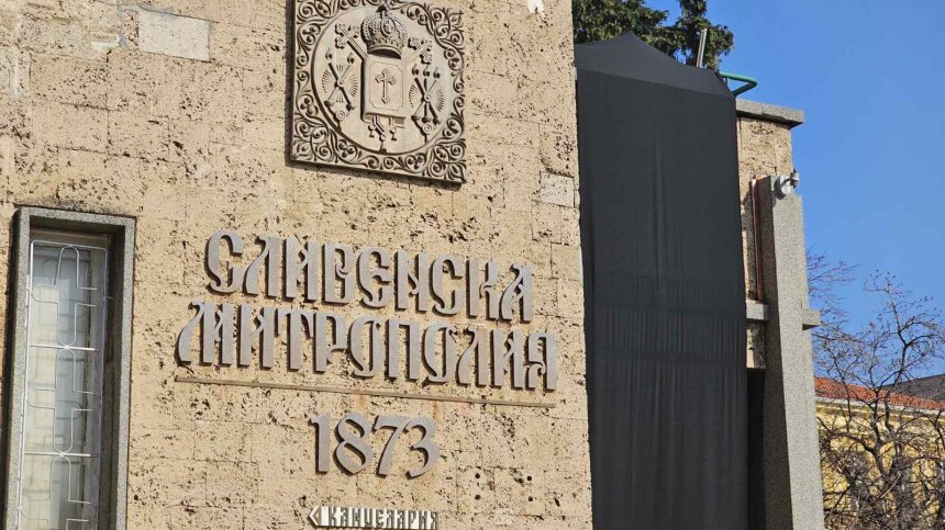 Светият Синод заседава на фона на протест и контрапротест