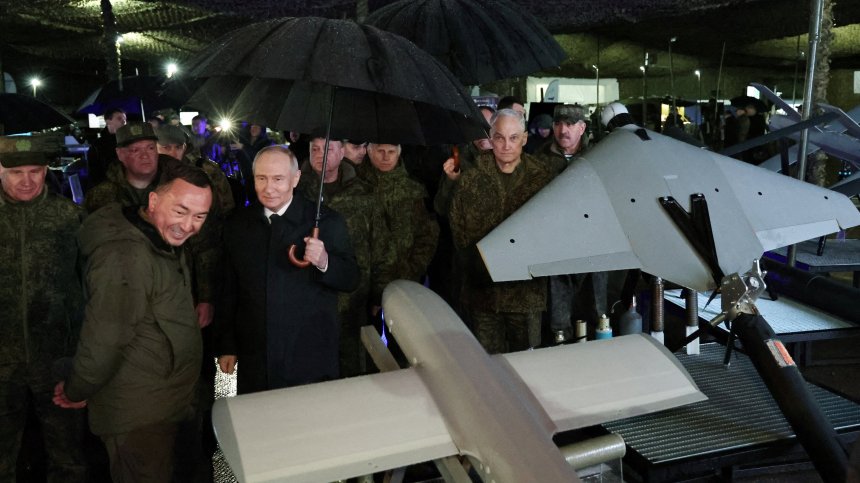 Путин разгледа най-новата военна техника на "Център-2026" (СНИМКИ)