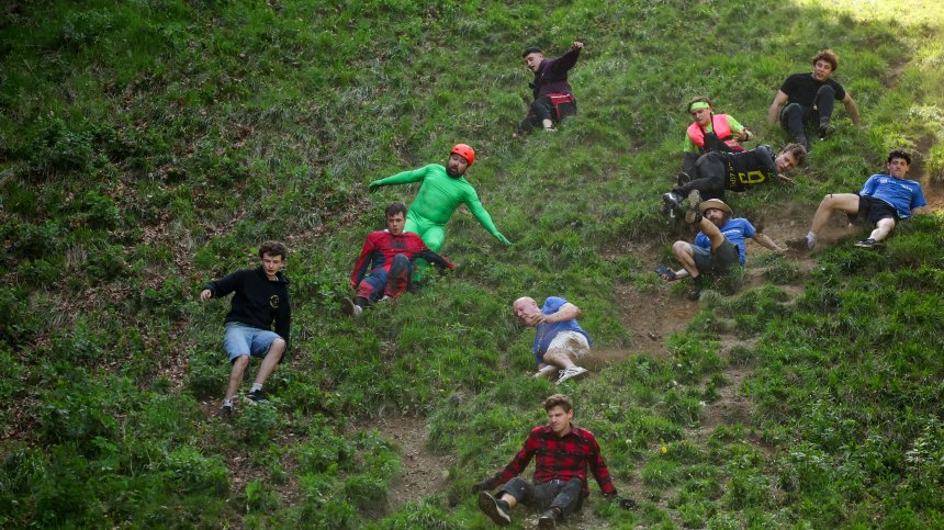 В Англия спазиха традицията с питата сирене, гониха я десетки ентусиасти (СНИМКИ)