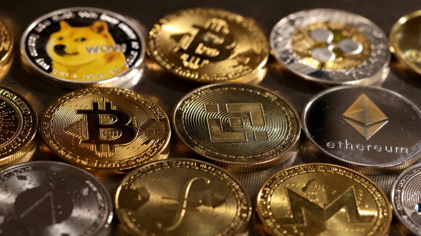 Биткойнът падна под $80 000
