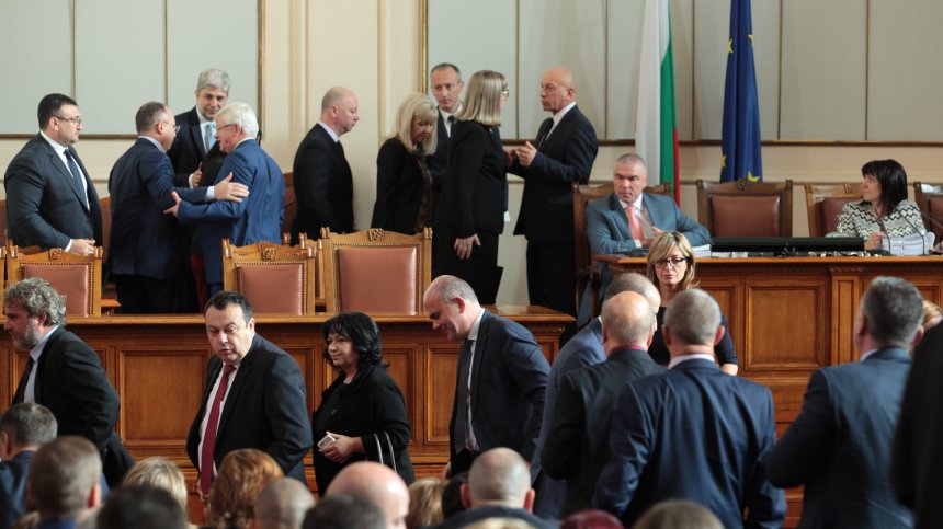 В края на политическия сезон: Недоверието към институциите е по-голямо от доверието в тях