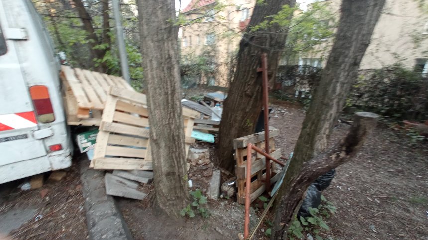 Поредното мини сметище в междублоковите пространства в София