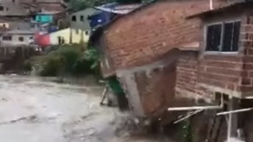 Порои погълнаха къщи в Бразилия, най-малко 25 души загинаха (+ВИДЕО)