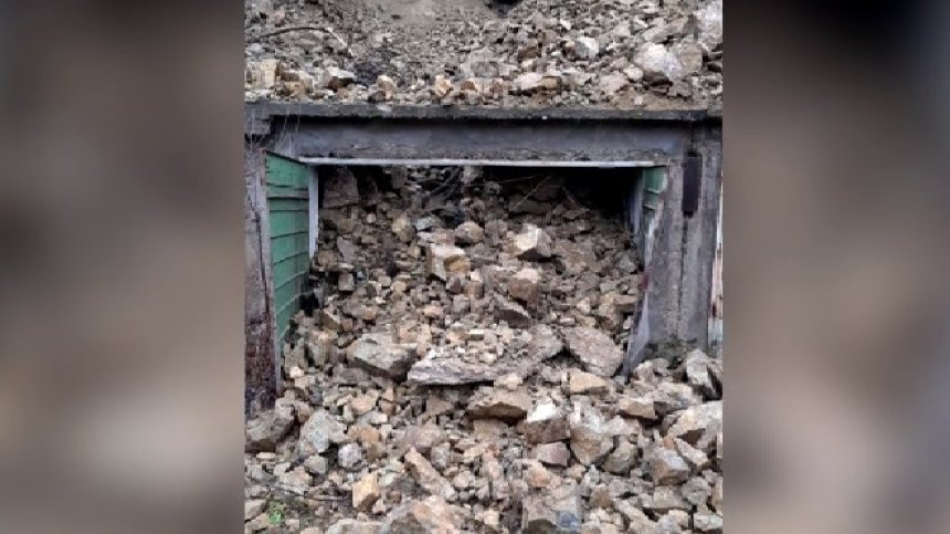 Свлачище затрупа гаражи в Дупница,  по автомобилите има щети