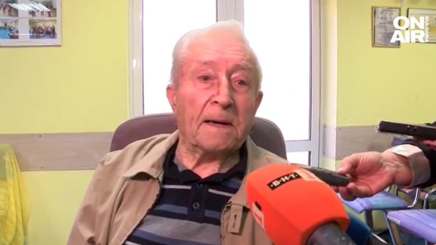 Наградиха 89-годишния търновец, който дари оригинален щик за паметника "Майка България"
