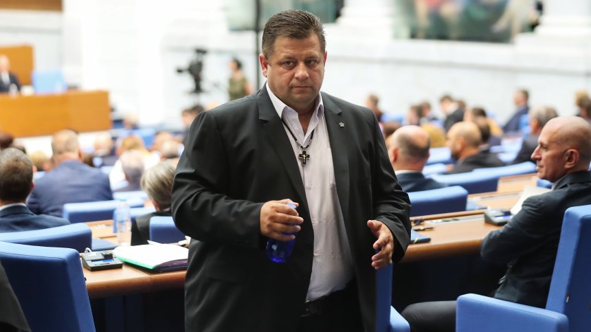 Николай Марков официално не е член на "Величие", сам се обявил за лидер