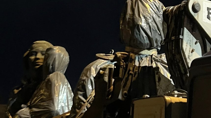 В 4 ч. през нощта транспортирали фигурите от Паметника на Съветската армия в Лозен