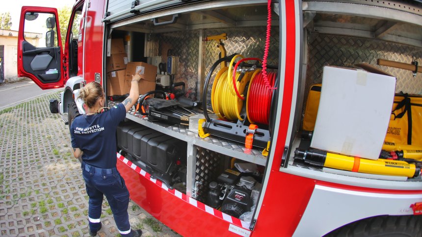 Пожарникари, горски служители и доброволци се борят с огъня между Златосел и Свежен