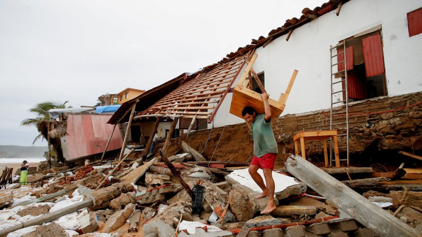 Свлачища, наводнения и блокирани пътища в Мексико