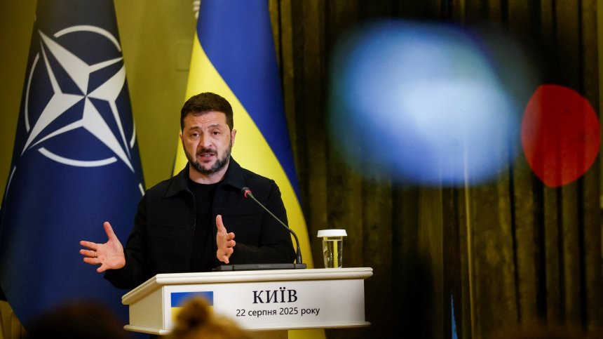 Володимир Зеленски: Няма да дадем земята си на окупатора, украинците пазят флага ни