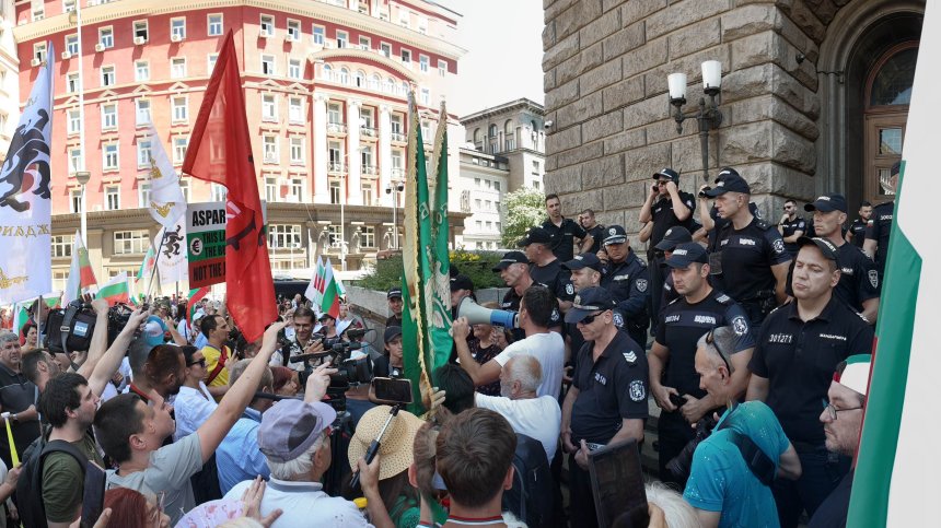Двама арестувани и трима ранени полицаи след протеста на "Възраждане"