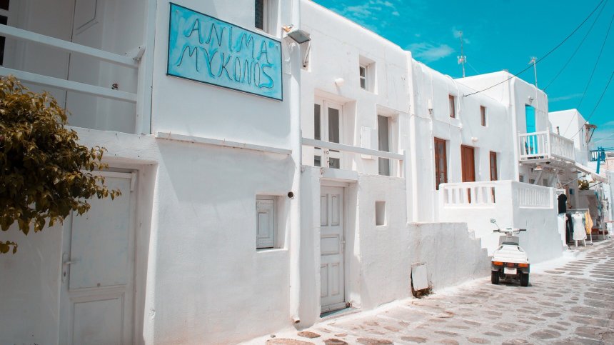 Строги мерки в Миконос: Забраниха музиката в заведения и ограничиха придвижването