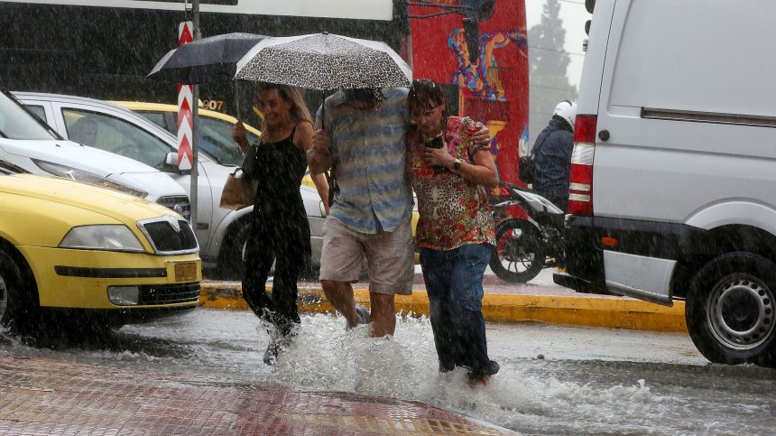 Рекордни количества дъжд в Гърция, бурята "Даниел" засегна много райони в страната
