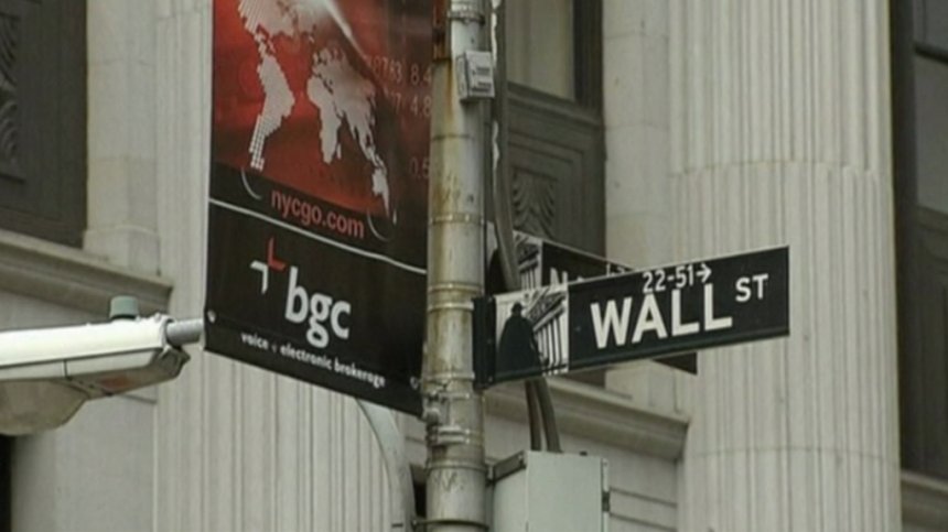 По-големи заплати и по-ниски бонуси на Wall Street