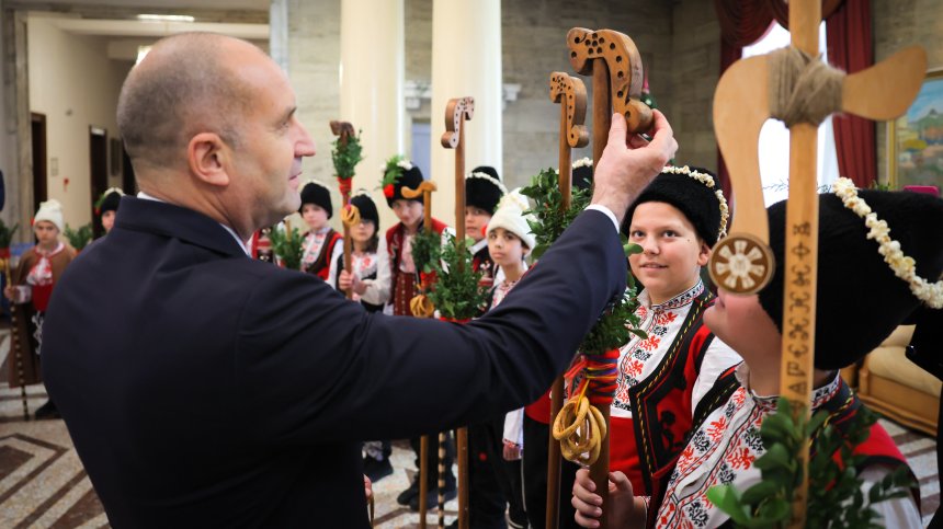 Радев прие коледари от Русе в президентството