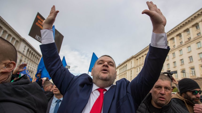 Пеевски за полетите: Животът си е мой, не са използвани публични средства