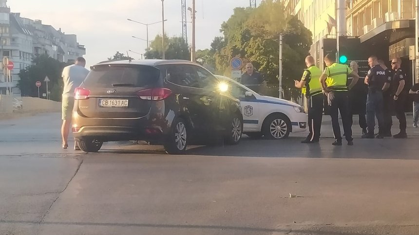 Шофьор се вряза в полицейски автомобил в центъра на София