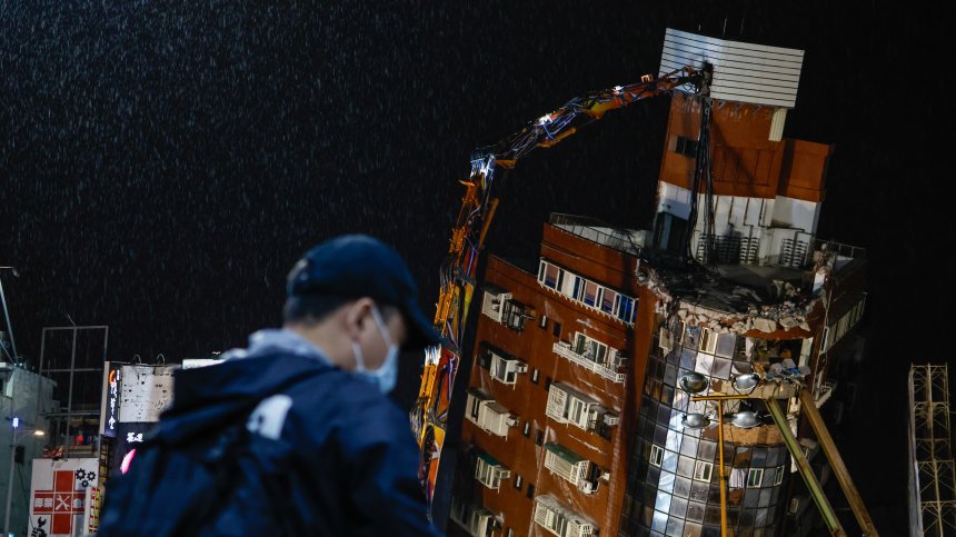 Тайван почита жертвите от земетресението, издирват още хора