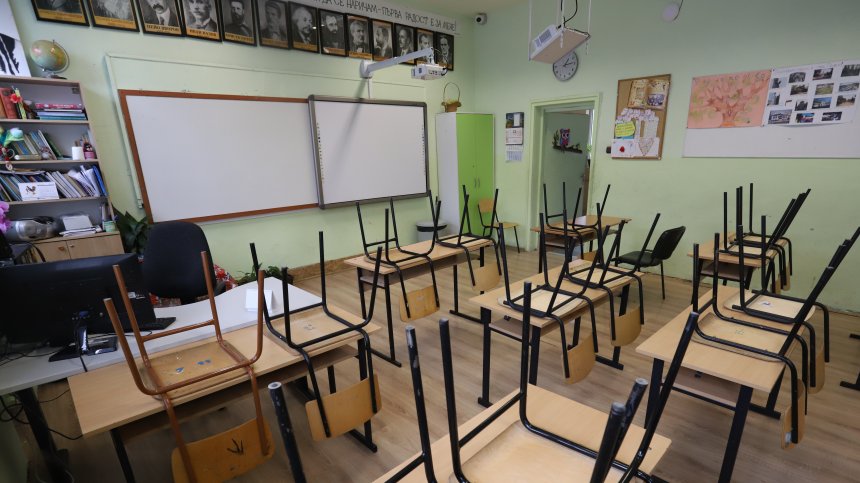 Отлагат атестирането на учителите заради Ковид-19