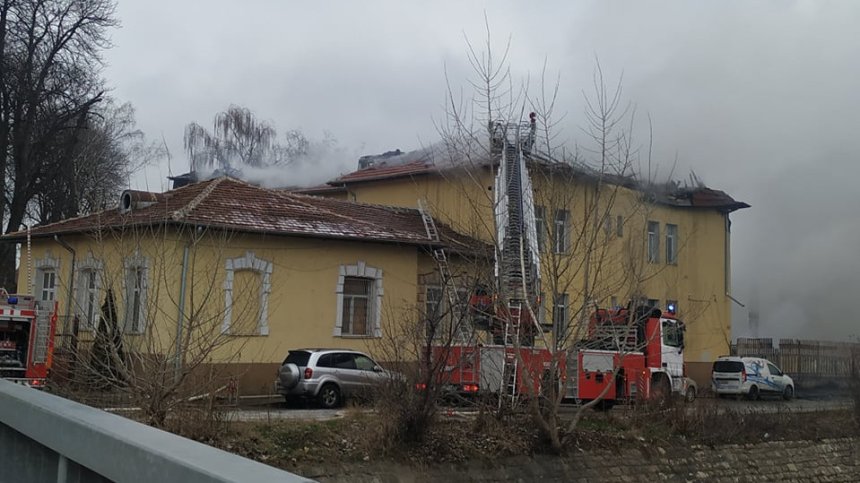 Голям пожар в София, горя психодиспансерът на Сточна гара (Обновена)