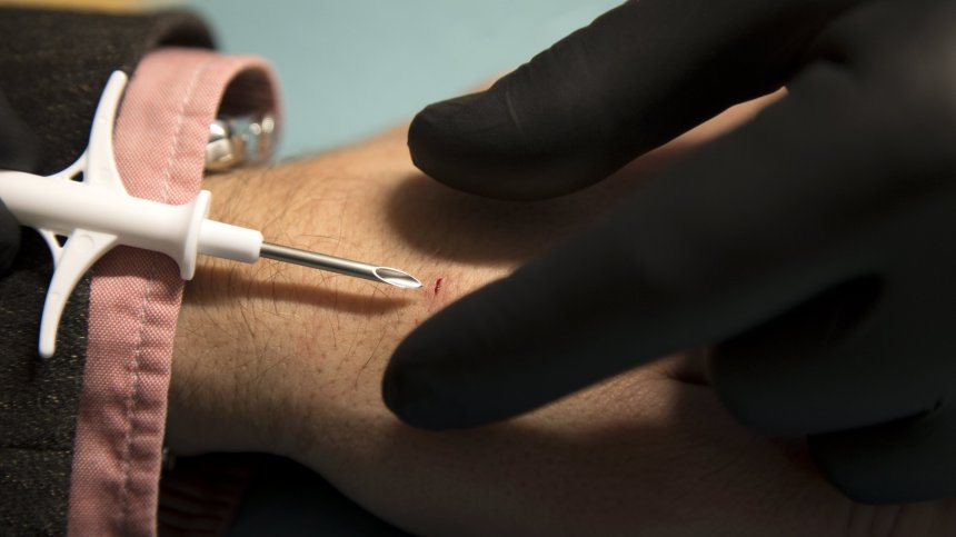 Разработиха миниатюрен чип за следене на функциите на тялото