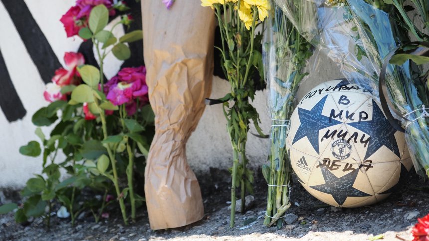 Стадионът на "Славия" потъна в цветя и плакати в памет на загиналите деца (+СНИМКИ)