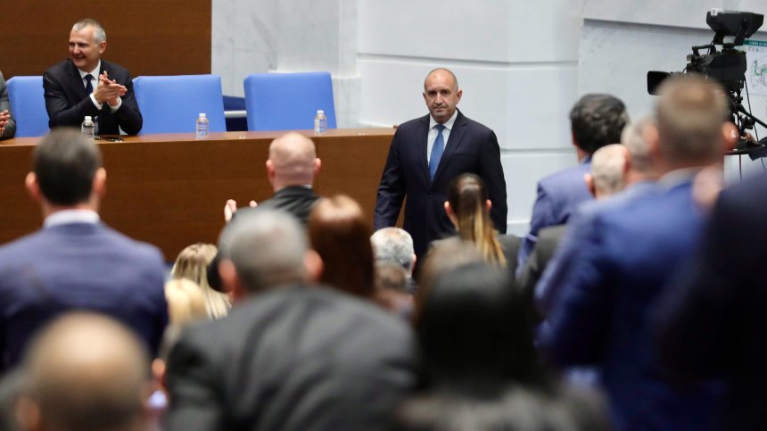 Кабинетът "Радев" в битка за доверие на фона на еврото, реформите и инфлацията