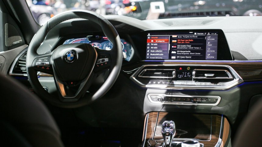 BMW патентова волан, който сменя формата си