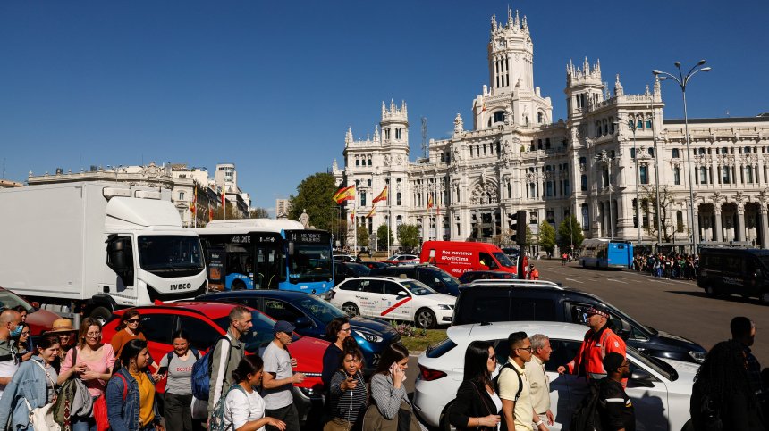 Полицаи вместо светофари, плащания в брой заместиха картите: Ден без ток в Испания