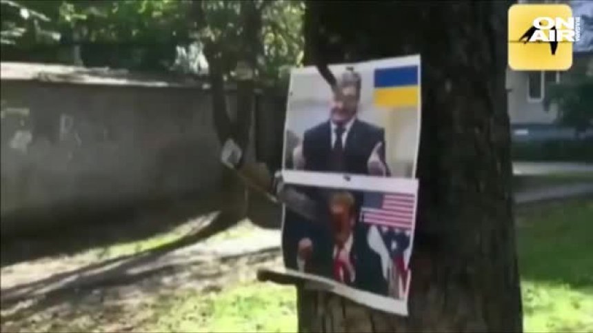 Баби - фенки на Путин, мятаха ножове по портрети на Тръмп и Порошенко