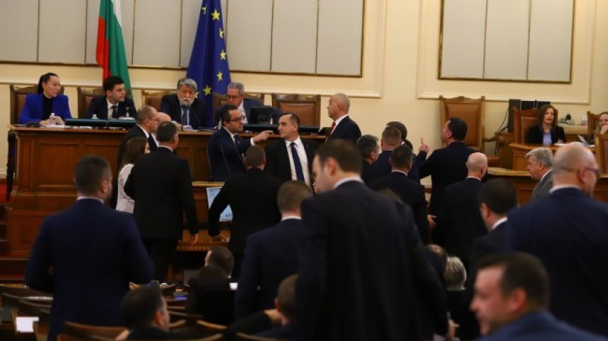 Скандал в парламента: Депутатите от БСП и "Възраждане" почти се сбиха (ОБНОВЕНА)