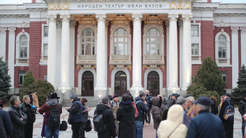 Артисти излизат на протест пред Министерството на културата в подкрепа на Морфов