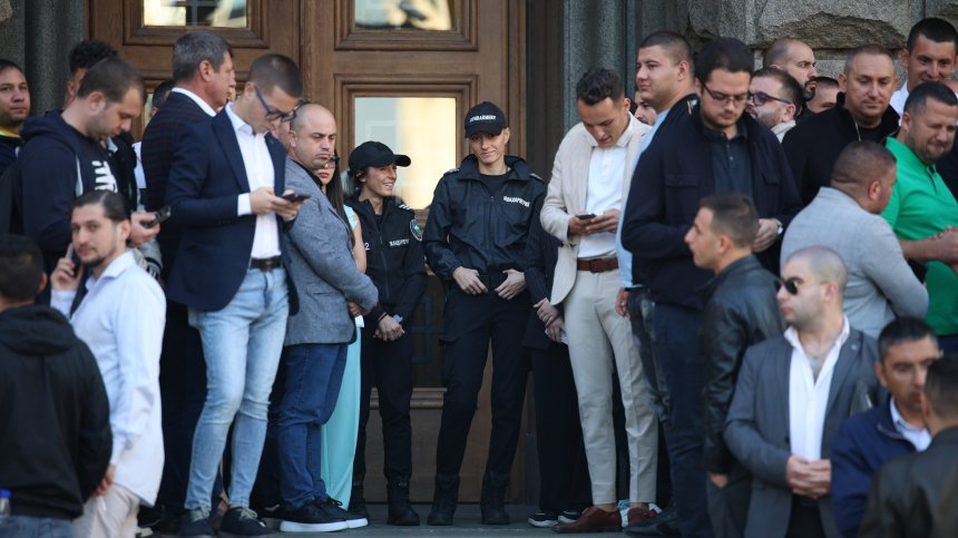 Високо напрежение и много полиция в ЦИК заради двете ДПС-та