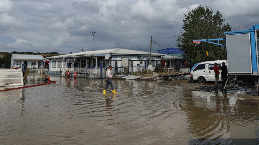 Мъж се удави в колата си при проливните дъждове в Анталия