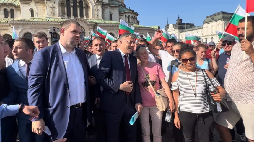 Пеевски се появи на протеста срещу кабинета "Петков", ще гласува в НС