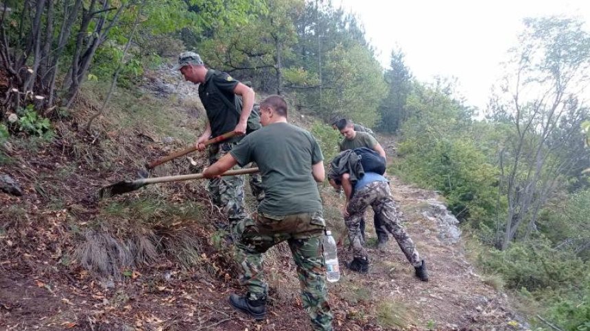 Насочват пожара над Югово към пропаст, молят се за дъжд
