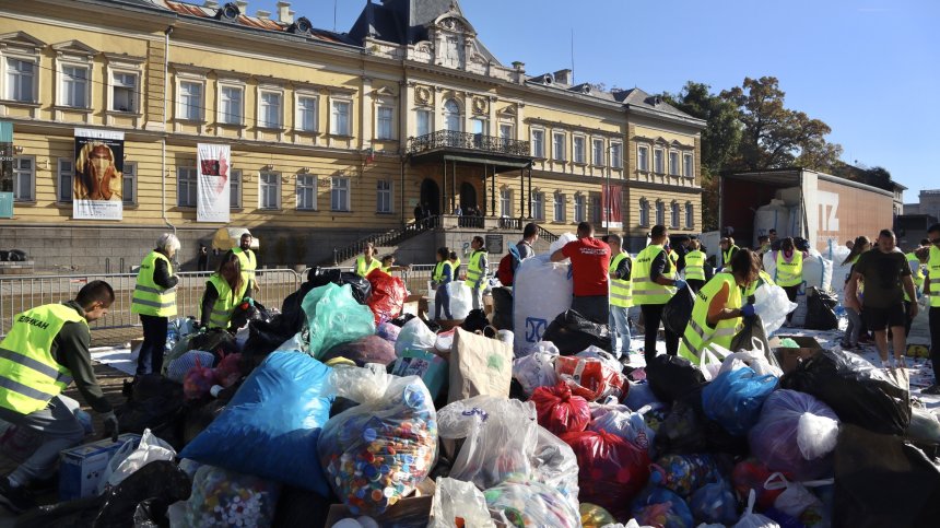 Две дарени линейки и помощ за 35 болници от инициативата "Капачки за бъдеще"