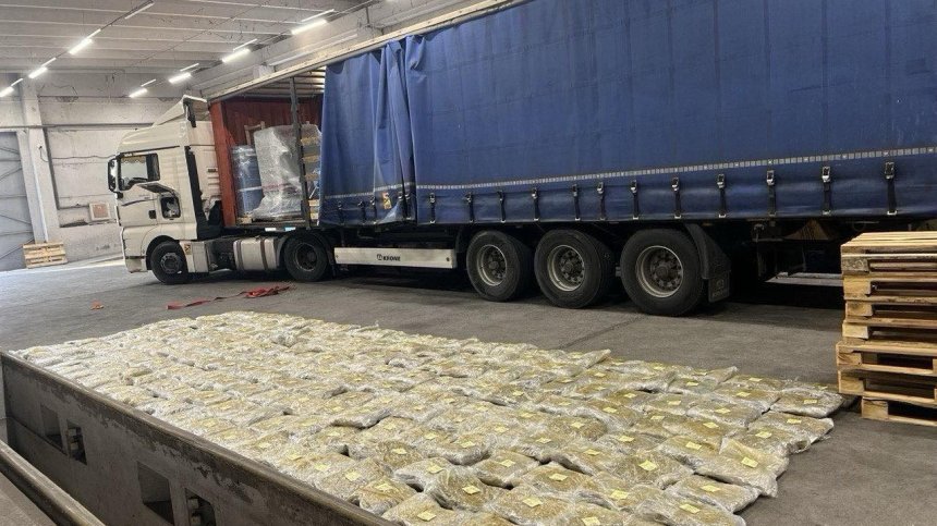 Митничари хванаха над 240 кг наркотици с помощта на кучето Адел