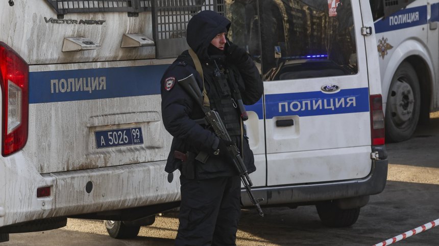 Полицай загина при взрив край жп гара в Москва
