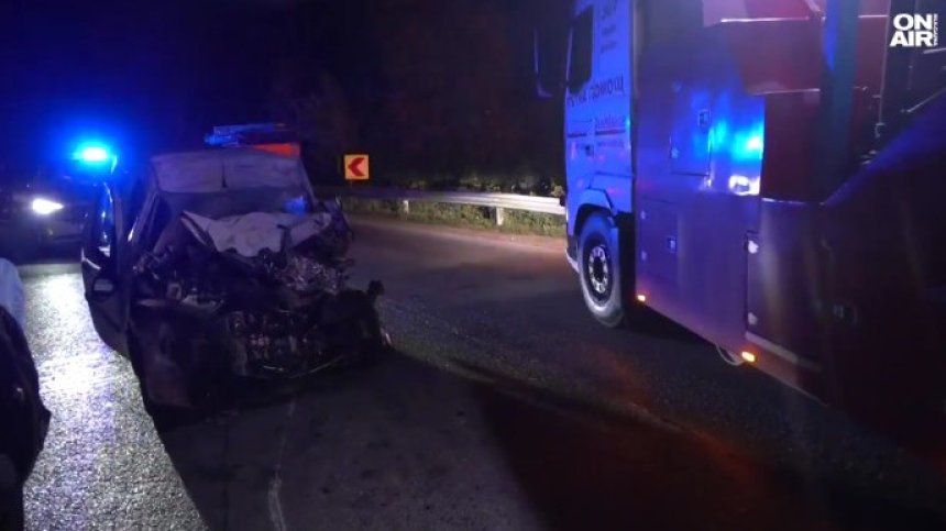 Лекари в "Пирогов" се борят за живота на ранено в катастрофата край Монтана момче