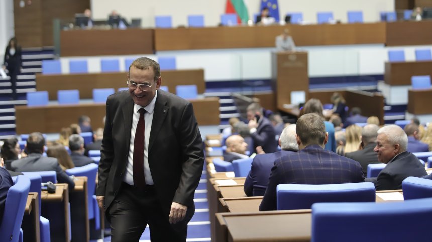 ДПС изключи от състава си Джевдет Чакъров и още 16 депутати