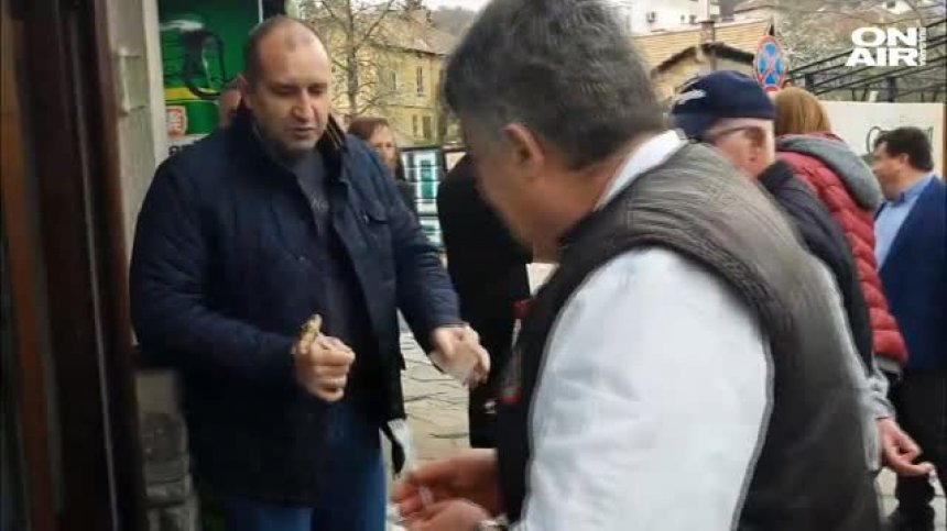 Румен и Десислава Радеви похапваха кебапчета в Трявна
