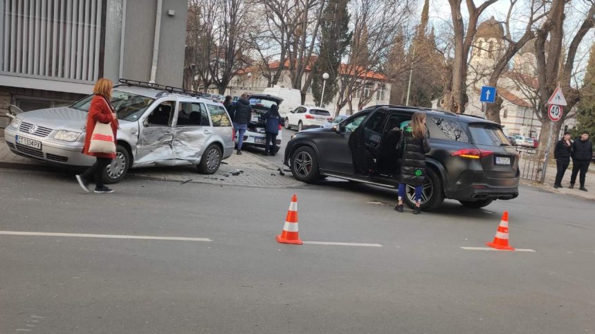 18-годишна шофьорка блъсна друга кола и удари пешеходец на тротоар в Стара Загора
