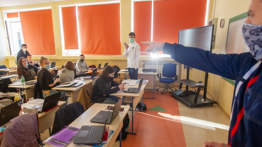 Присъствено обучение за всички: Учениците се връщат в класни стаи
