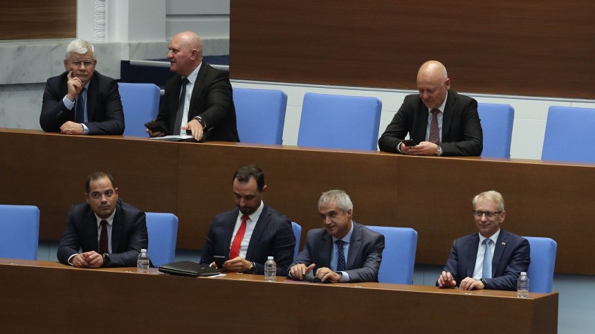 Народното събрание гласува вот на недоверие към правителството