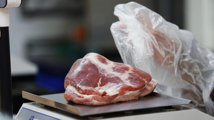 Каква храна ядем: Месо и млечни продукти се заливат с нафта и дезинфектант (ВИДЕО)