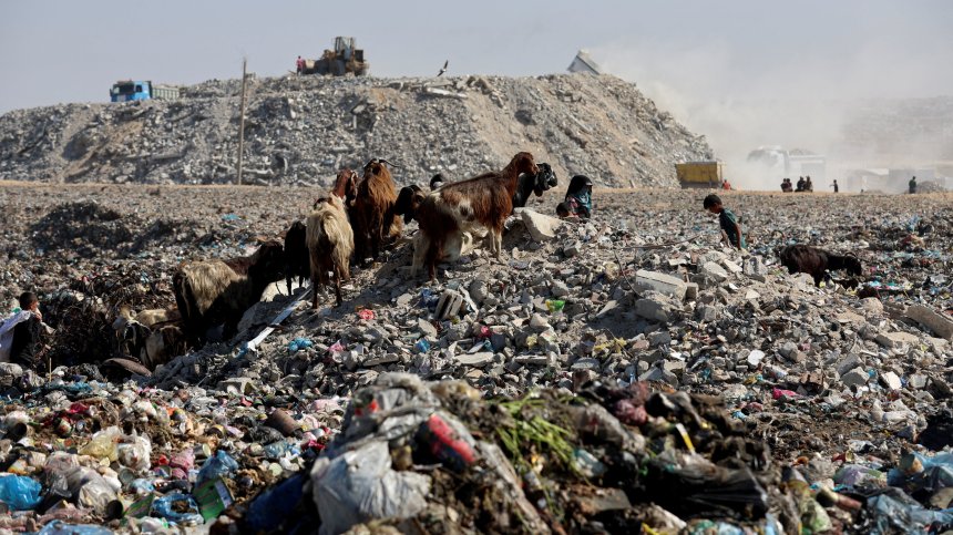 Ежедневие в океан от отломки и боклуци - тежкият живот на хората в Ивицата Газа (СНИМКИ)